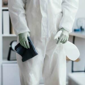 Strumenti e tuta di protezione pulizia post mortem Strumenti e tuta di protezione pulizia post mortem