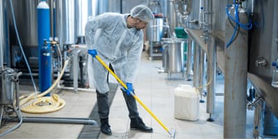 Operatore effettua pulizia in un'industria