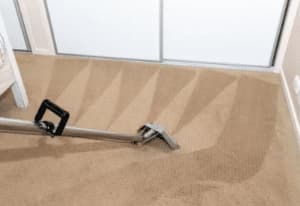 Pulizia tappeto con aspirapolvere Pulizia tappeto con aspirapolvere