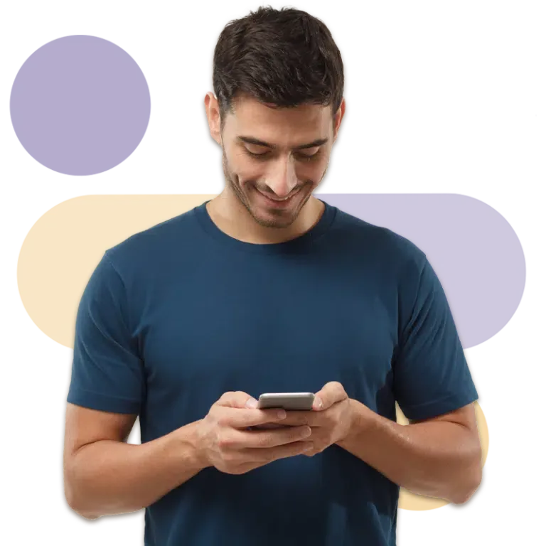 uomo con cellulare in mano e logo www.youservice.it in trasparenza