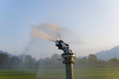 Irrigazione automatica in un campo Irrigazione automatica in un campo